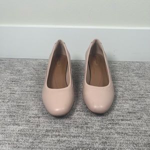Clark Un Cosmo Step - Low Heeled Pumps in Nude Leather, 7.5